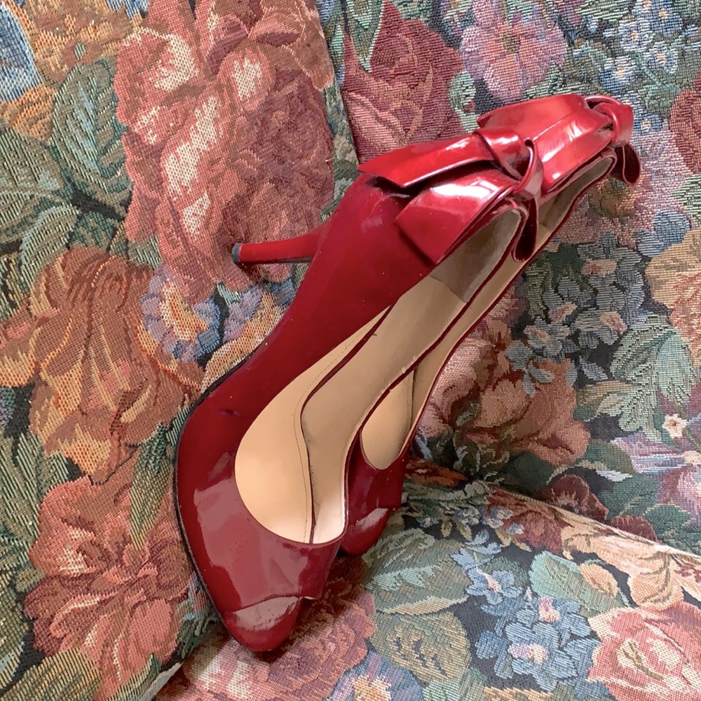 Beautiful dark red Enzo Angiolinj heels size 7 with the cutest bows in the back!